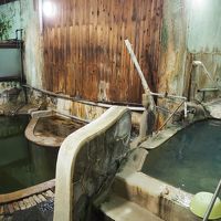 左が黒湯、右がプール湯