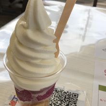 ソフトクリーム・巨峰ジェラート460円！