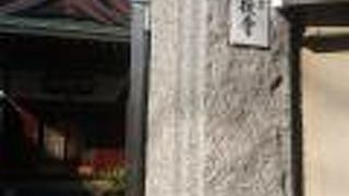 賑やかな通りの入口