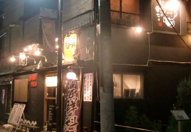 公園隣の海鮮・うどん居酒屋