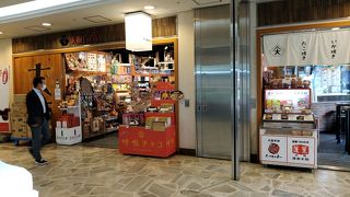 「呼吸チョコ」など最近話題の大阪発の新製品も揃ってます