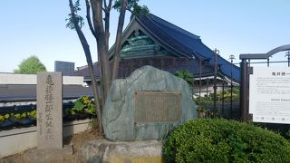 函館生まれの文芸評論家の碑