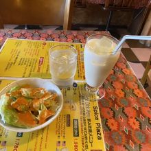 ラッシーとサラダ