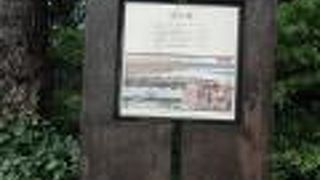 英国人技師ブラントンの顔が彫られた２つの碑