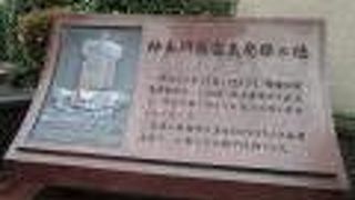 碑に描かれたエジソン式直流発電機は巨大で非力そう