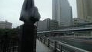 橋の親柱に特徴がある