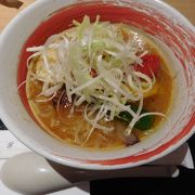 到着ロビー出てすぐのラーメン店