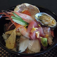名物の海鮮丼