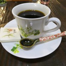コーヒーなどの飲み物１杯無料。和菓子付き。