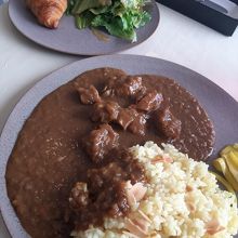 ヤギ肉カレーのセット。ご飯がちょいと多いような。