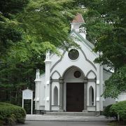 木立の中の白くて美しい教会
