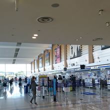 ターミナルビル１階の搭乗カウンター