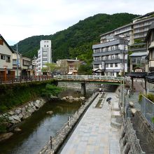 春来川から森下橋を渡って直ぐです