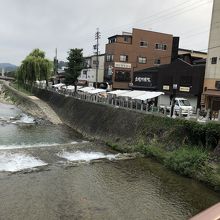 橋からの朝市