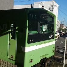 久宝寺駅でのおおさか東線の電車。