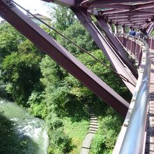 曲がっています。