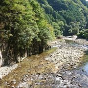 黄色い橋のたもと