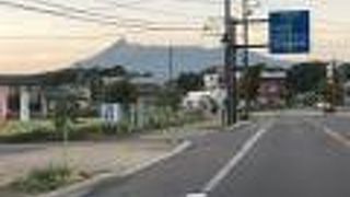 山頂の形が特徴的