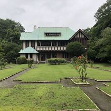 庭園の奥から見た宮殿