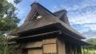 茅葺き屋根の建物