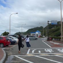 パーキングエリアには沢山の車が止まって砂浜に出ていました