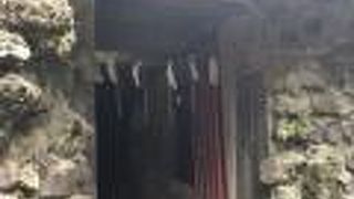 世界でここだけの点字の石碑が建つ