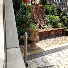 可愛い人形たちが出迎えてくれます