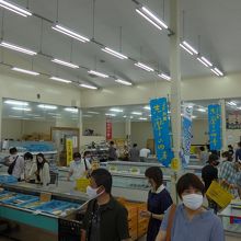 店内右側に海産物の販売がされています