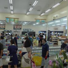 店内には多くの買い物客が訪れ買い物をしています