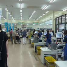 レジ周りと奥の海産物売り場