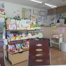 健康食品コーナーもある店内。健康測定コーナーもあり。