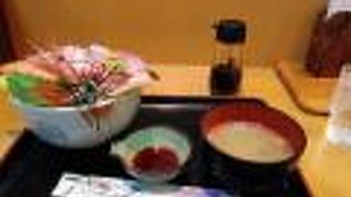 近江町市場では比較的入りやすい名店。