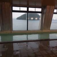 大浴場は広く、ロケーションも良い。