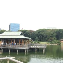池の上にある茶室