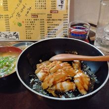 〆のアナゴ丼とみそ汁。