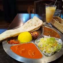 カレー２種類のセット。ナンは縦半分２つに切られてます。