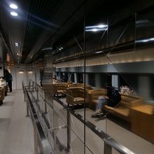 鏡を使った12号車のアート。