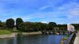 堀の内側の公園