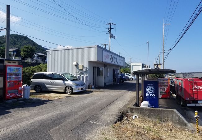 海岸沿いの眺めのいりこ出汁自慢のうどん屋