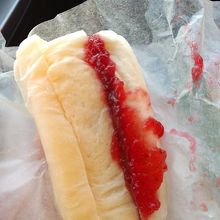 ラズベリージャムと北海道バターのコッペパン