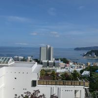 部屋からは熱海の街と海が一望です。