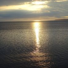 雲の隙間から湖面に映る夕陽