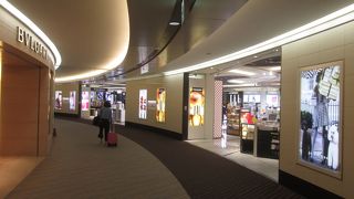 第２ターミナルにあるショッピングモールのような施設