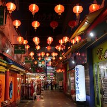 ランタンでライトアップされた入口付近