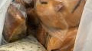 朝早くから空いているパン屋さん