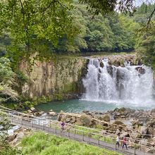 展望所から吊り橋と大滝と甌穴