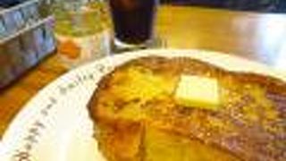 Cafe with relaxed atmosphere of white walls and wood furnishings