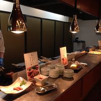 朝食の調理カウンター