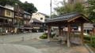 広いロータリーがある新しい駅