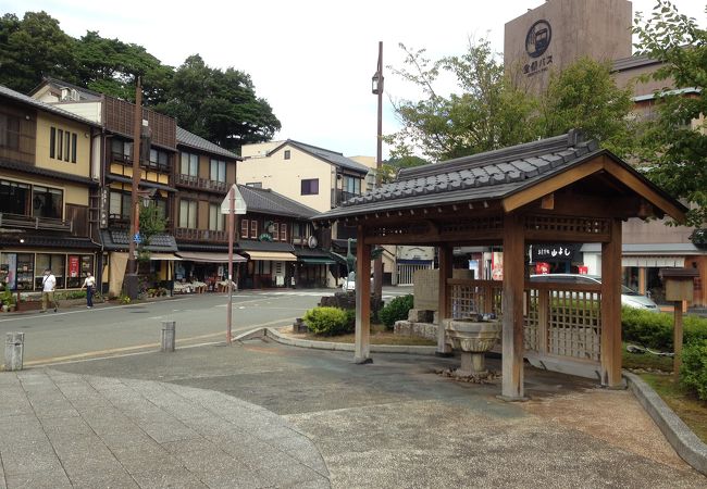 広いロータリーがある新しい駅